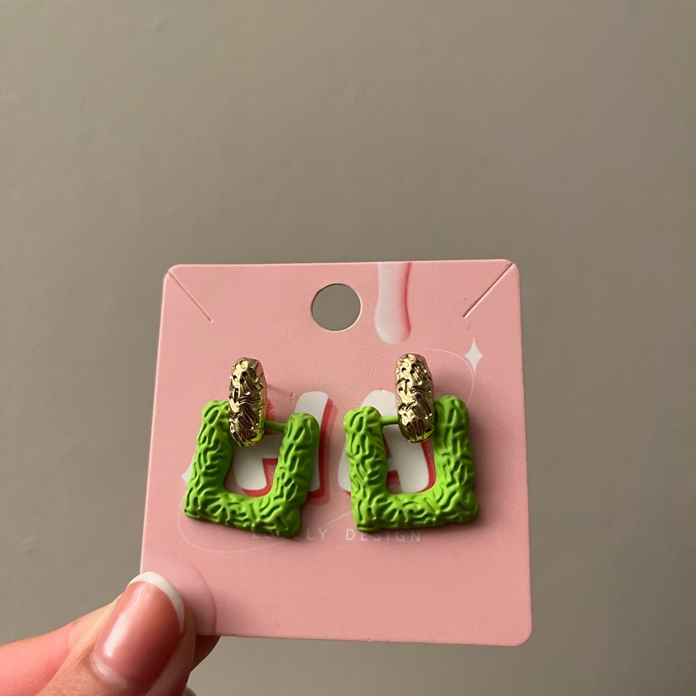❤️🔥 NWT Green Melon Textured Square Earrings